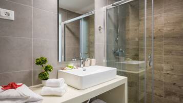 Apartamento, 1 habitación, no fumadores, vistas parciales al mar | Baño | Ducha, artículos de higiene personal gratuitos y secador de pelo