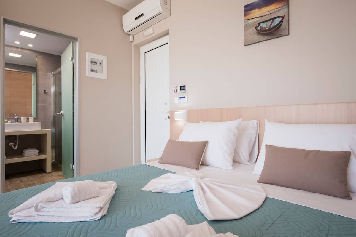 Superior Studio, 1 Queen Bed with Sofa bed, Non Smoking, Sea View | In-room safe, blackout drapes, soundproofing, iron/ironing board