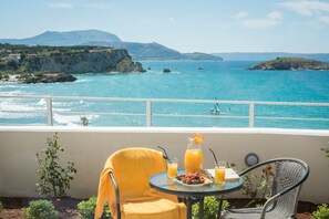 Studio supérieur, 1 grand lit et 1 canapé-lit, non-fumeur, vue sur la mer | Vue de la chambre