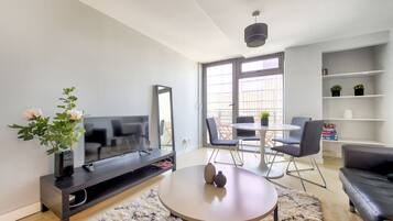 Deluxe Apartment, 2 Bedrooms, City View | Living room | Smart TV, video game console, Netflix, pay films