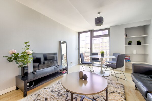 Deluxe Apartment, 2 Bedrooms, City View | Living room