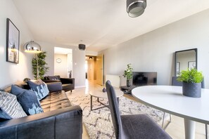 LĂ€genhet Deluxe - 2 sovrum - utsikt mot staden | Vardagsrum | Smart-tv, en tv-spelskonsol, Netflix och betalfilmer