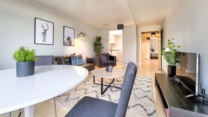 Deluxe Apartment, 2 Bedrooms, City View | In-room dining - City Riverview Apt Balcony & Parking (Glasgow)