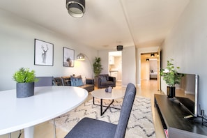 Appartamento Deluxe, 2 camere da letto, vista città | Pasti in camera