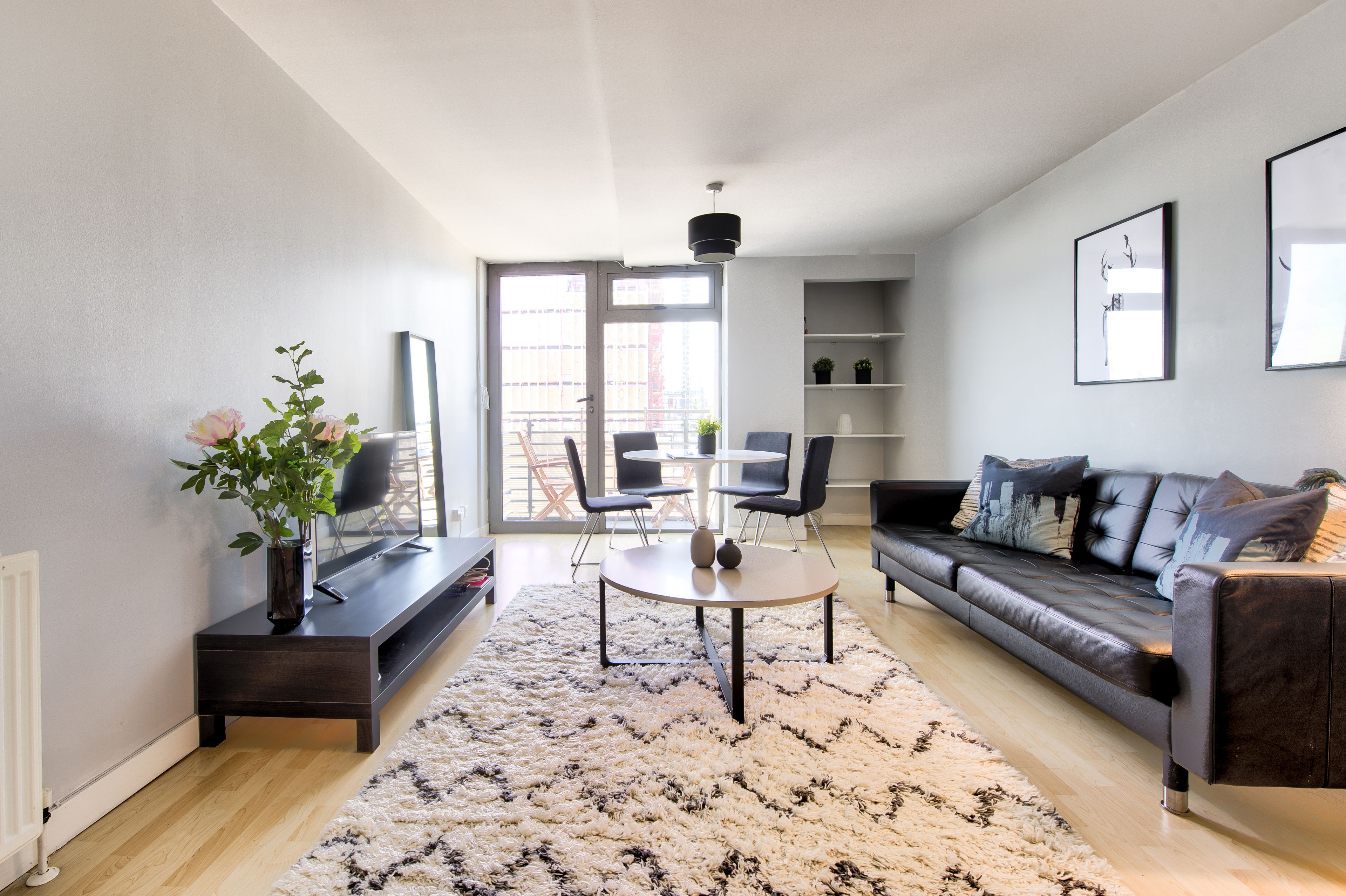 Departamento Deluxe, 2 habitaciones, vista a la ciudad | Sala de estar | Smart TV, consola de videojuegos, Netflix y películas con cargo 