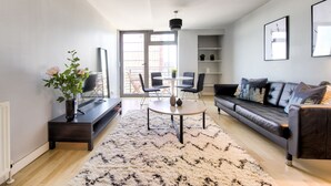 Deluxe Apartment, 2 Bedrooms, City View | Living room - City Riverview Apt Balcony & Parking (Glasgow)