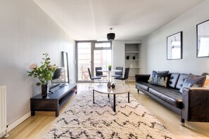 Deluxe Apartment, 2 Bedrooms, City View | Living room | Smart TV, video game console, Netflix, pay films - City Riverview Apt Balcony & Parking (Glasgow)