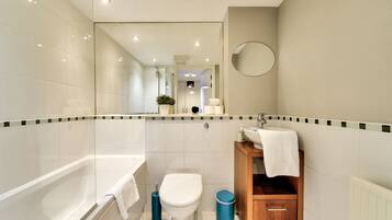 Deluxe Apartment, 2 Bedrooms, City View | Bathroom | Combined shower/bathtub, hair dryer, towels