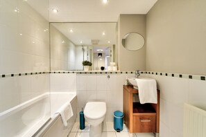 Deluxe Apartment, 2 Bedrooms, City View | Bathroom