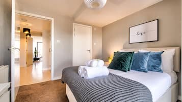 Apartamento luxo, 2 quartos, vista para a cidade | 2 quartos, individualmente decorados, ferros/tábuas de passar roupa