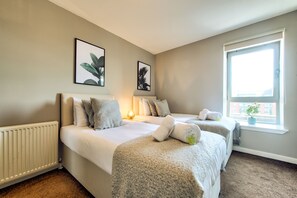 Deluxe Apartment, 2 Bedrooms, City View | 2 bedrooms, individually decorated, iron/ironing board, free WiFi - City Riverview Apt Balcony & Parking (Glasgow)