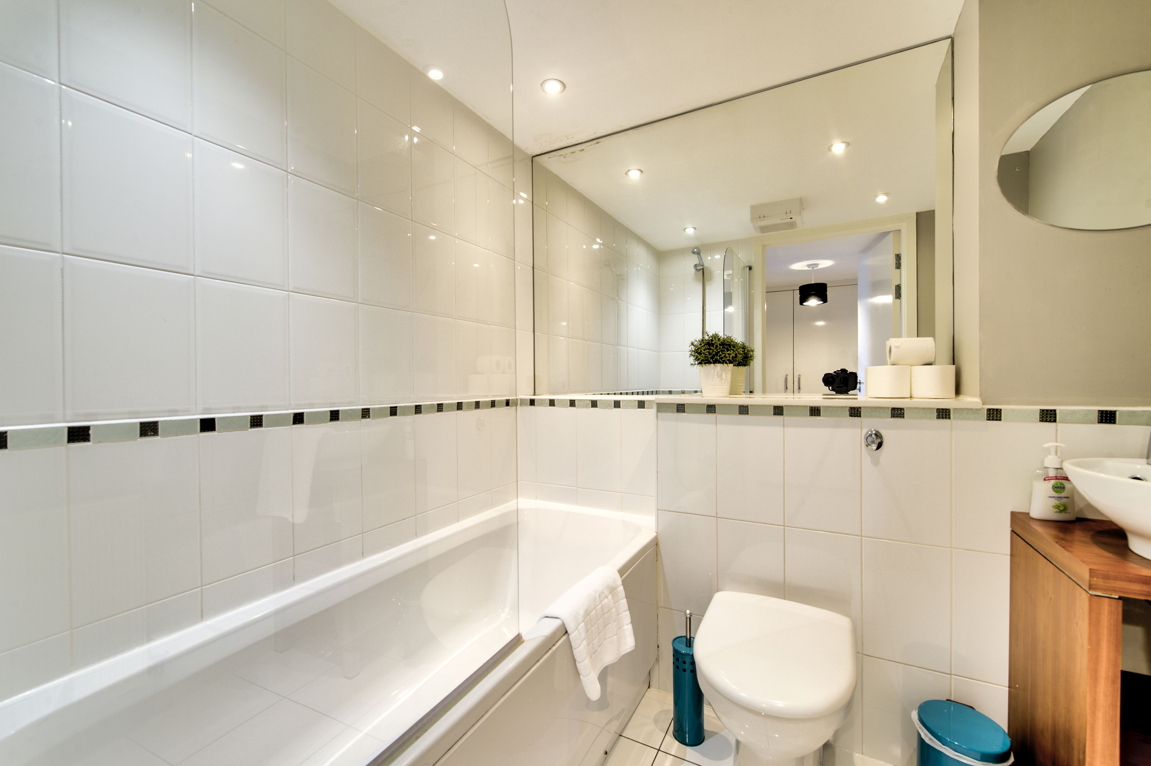 Deluxe Apartment, 2 Bedrooms, City View | Bathroom | Combined shower/bathtub, hair dryer, towels