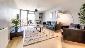 Deluxe Apartment, 2 Bedrooms, City View | Living room - City Riverview Apt Balcony & Parking (Glasgow)
