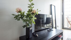 Deluxe Apartment, 2 Bedrooms, City View | Room amenity - City Riverview Apt Balcony & Parking (Glasgow)