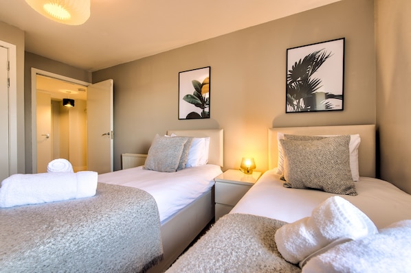 Deluxe-Apartment, 2 Schlafzimmer, Stadtblick | 2 Schlafzimmer, individuell dekoriert, Bügeleisen/Bügelbrett