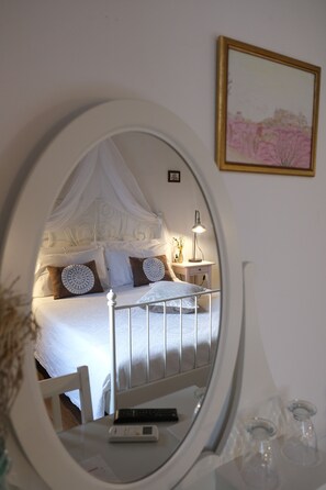 Deluxe Double Room, Hill View | Individually furnished, desk, laptop workspace, soundproofing - Dimora Amina B&B (Loreto Aprutino)