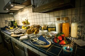 A breakfast buffet with various pastries, fruits, and beverages. - Dimora Amina B&B (Loreto Aprutino)