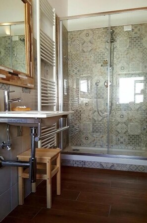 Shower, perlengkapan mandi gratis, pengering rambut, dan kloset