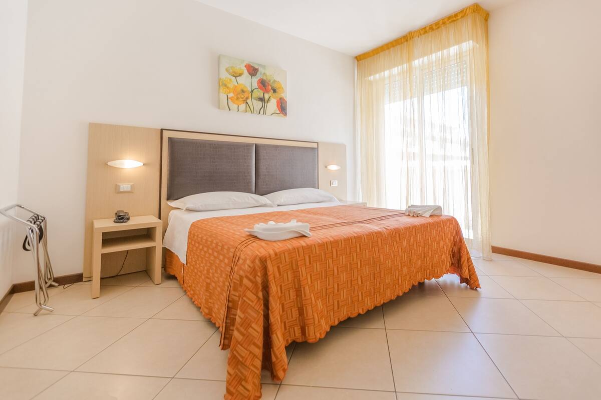 In-room safe, desk, WiFi (free), bed sheets