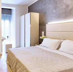 In-room safe, desk, free WiFi, bed sheets - Hotel Bremen  (Rimini)