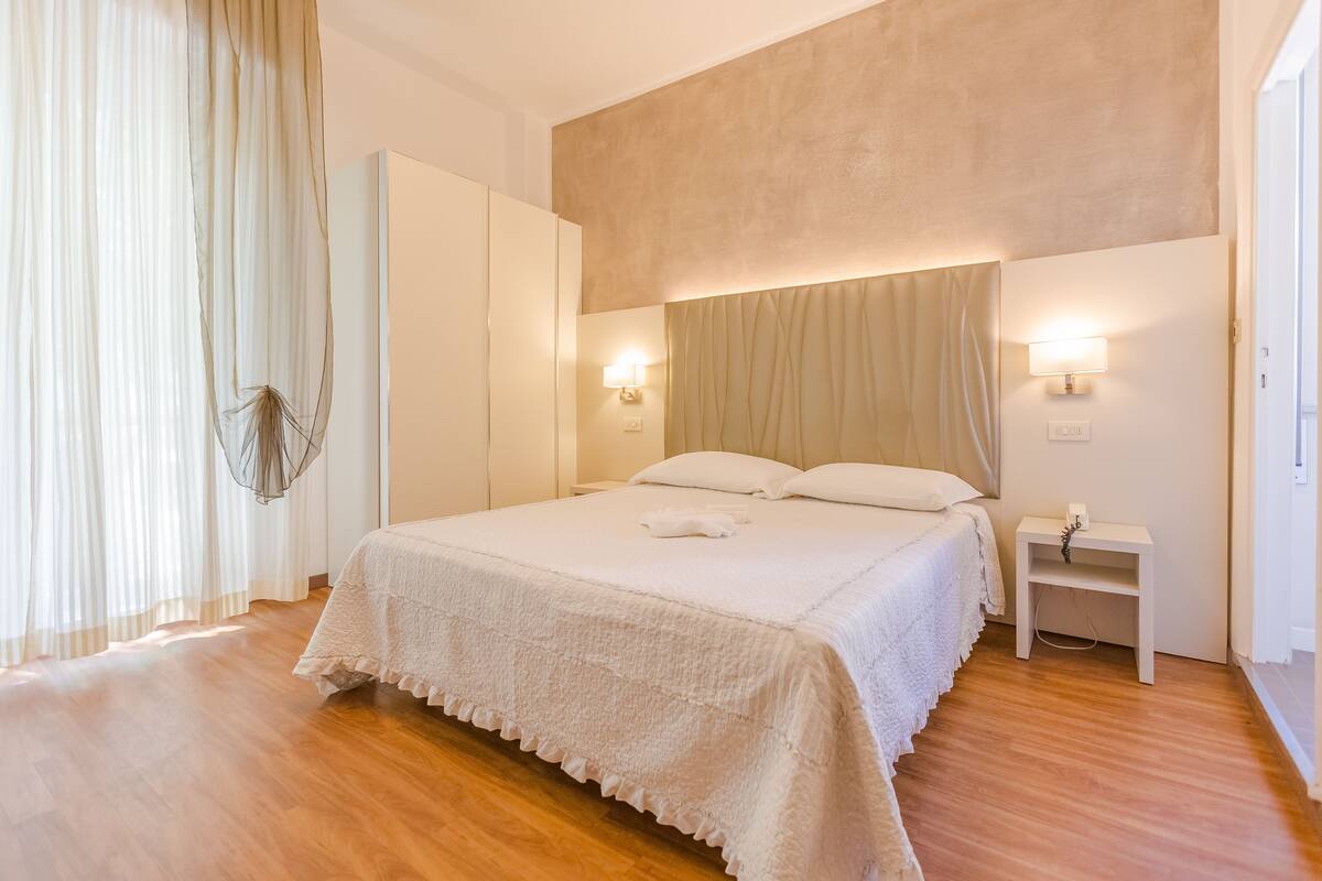 In-room safe, desk, WiFi (free), bed sheets