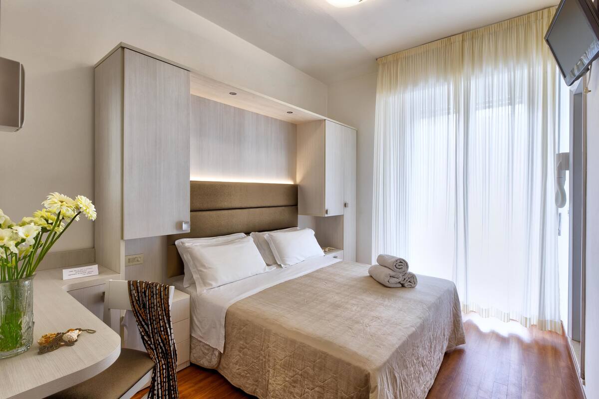 In-room safe, desk, WiFi (free), bed sheets