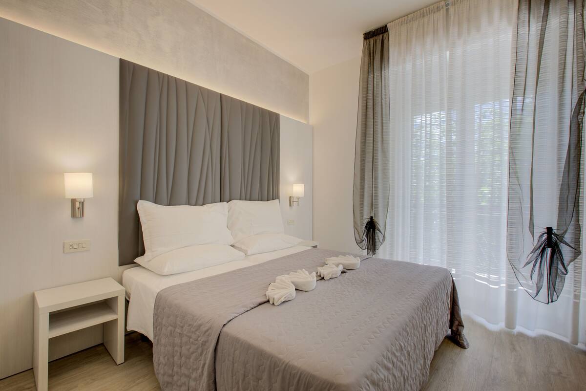In-room safe, desk, WiFi (free), bed sheets