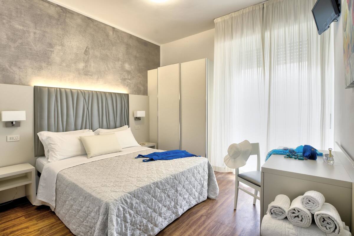 In-room safe, desk, WiFi (free), bed sheets