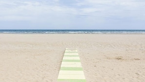 A beach with a path leading to the ocean. - Hotel Bremen  (Rimini)