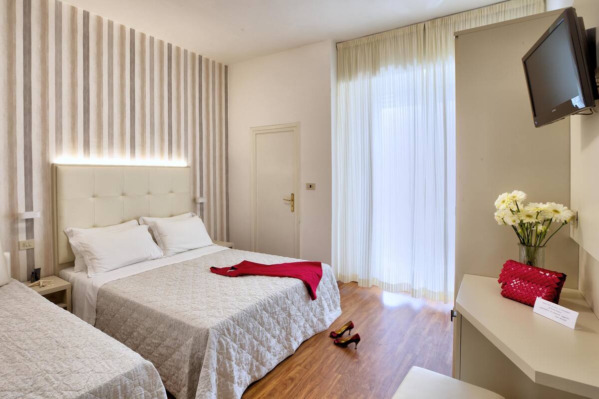 In-room safe, desk, WiFi (free), bed sheets