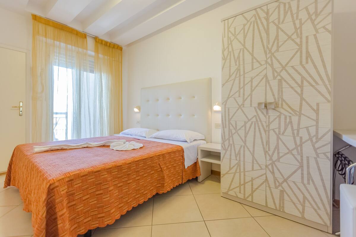 In-room safe, desk, WiFi (free), bed sheets