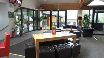 2 bars/lounges