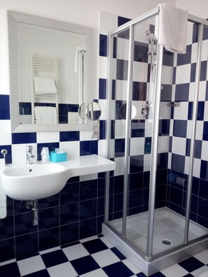 Chambre Familiale | Salle de bain | Douche, articles de toilette gratuits, sèche-cheveux, bidet