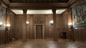 A grand hall with high ceilings, large wooden doors, and ornate columns. - Hotel Rathaus 1910 (Essen)