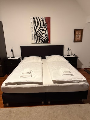 Chambre double | Décor unique, ameublement unique, rideaux d’obscurcissement