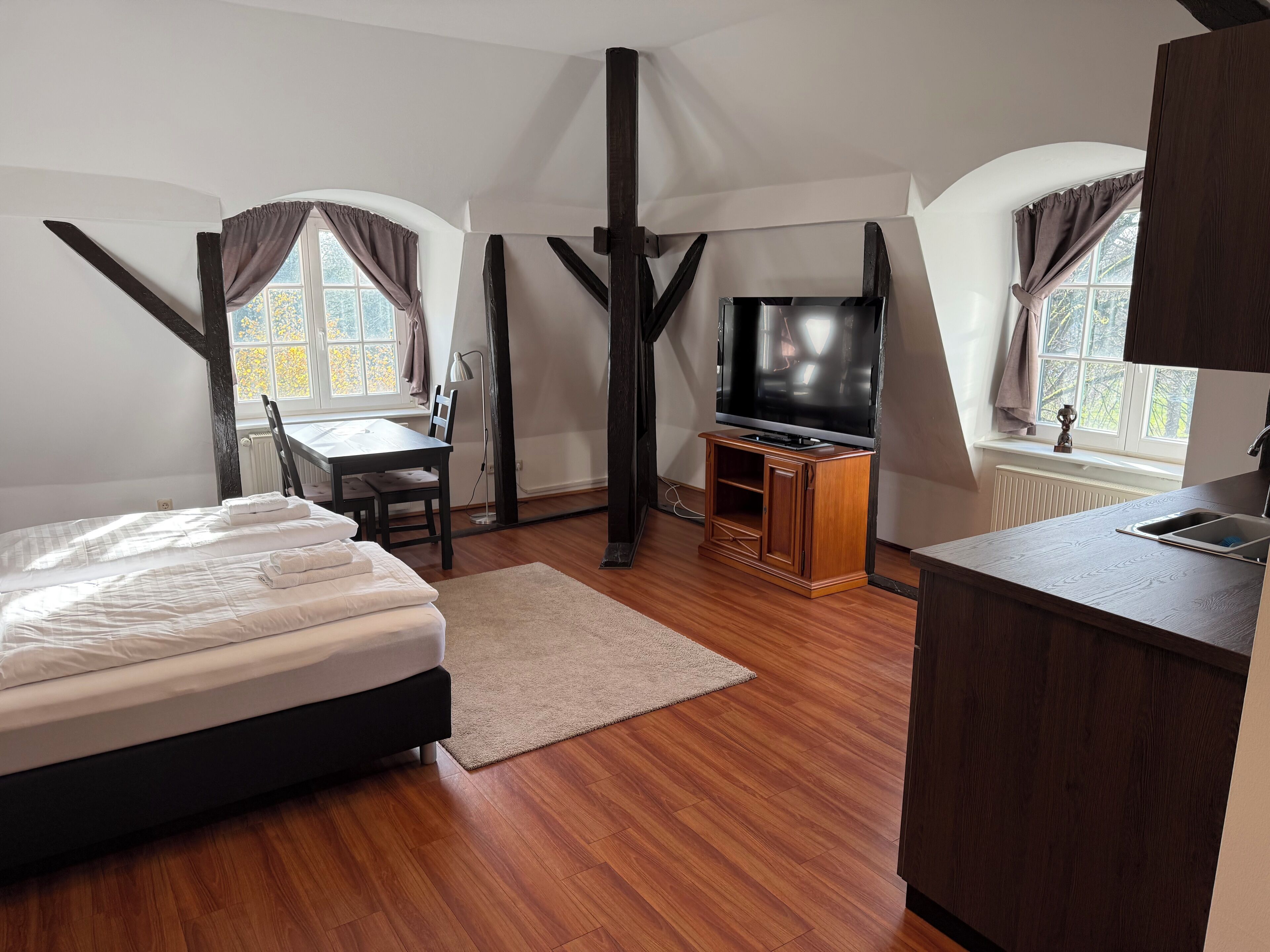 ダブルルーム | 客室ごとに異なる装飾、客室ごとに異なるインテリア、遮光カーテン、アイロン / アイロン台