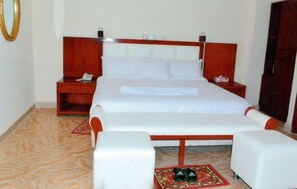 Phòng Suite, 1 giường đôi, không hút thuốc | Két bảo mật tại phòng, bàn, màn/rèm cản sáng