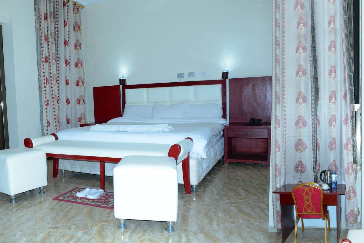 Phòng Suite, 1 giường cỡ queen (VIP) | Két bảo mật tại phòng, bàn, màn/rèm cản sáng
