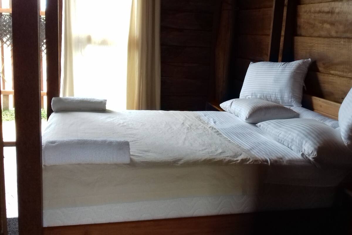 Casa de campo família, vista para a praia | Frigobar, escrivaninha, quartos à prova de som, Wi-Fi de cortesia