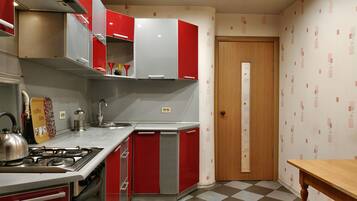 Großer Kühlschrank, Mikrowelle, Herdplatte, Wasserkocher