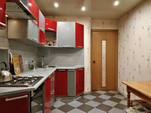 Full-sized fridge, microwave, stovetop, electric kettle - Apart-Comfort on Sverdlova 51 (Yaroslavl)
