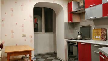 Großer Kühlschrank, Mikrowelle, Herdplatte, Wasserkocher