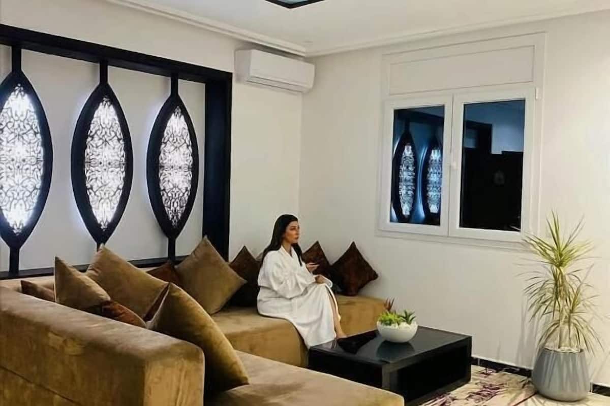 comfort room, canal view | individually decorated, blackout curtains, soundproofing