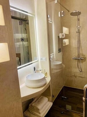 Standard Room, Canal View | Bathroom | Shower, rainfall showerhead, hair dryer, towels