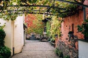 Talo, oma kylpyhuone, jokinäköala (Altes Winzerhaus) | Sekalaista