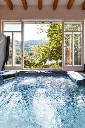 Bañera de hidromasaje interior