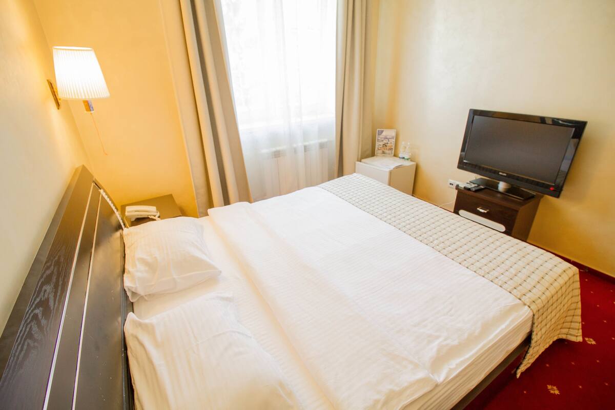 Standard Room, Non Smoking, Courtyard View | Rollaway beds, free WiFi, bed sheets