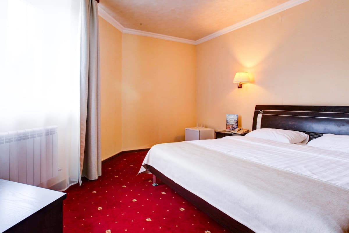 Deluxe Room, 1 Queen Bed, Non Smoking, Courtyard View | Rollaway beds, free WiFi, bed sheets