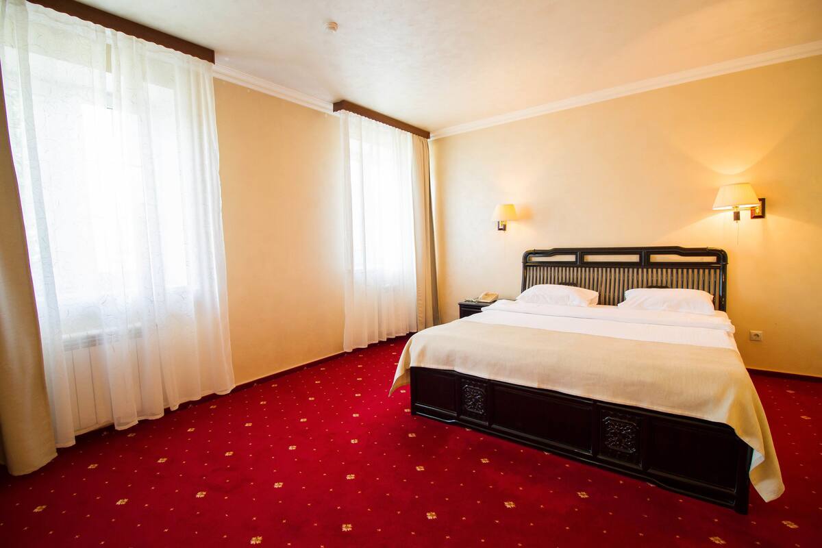 Luxury Room, 1 Queen Bed, Non Smoking, Courtyard View | Rollaway beds, free WiFi, bed sheets