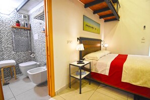 Shower, rainfall showerhead, free toiletries, hair dryer - Ninarella Napoli (Naples)